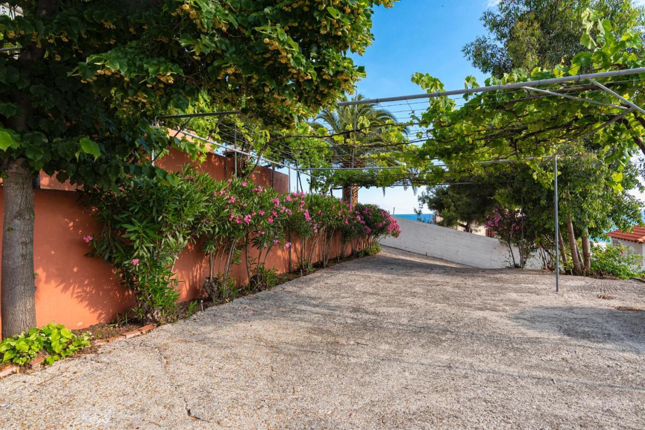 לימנריה Villa Gonates מראה חיצוני תמונה